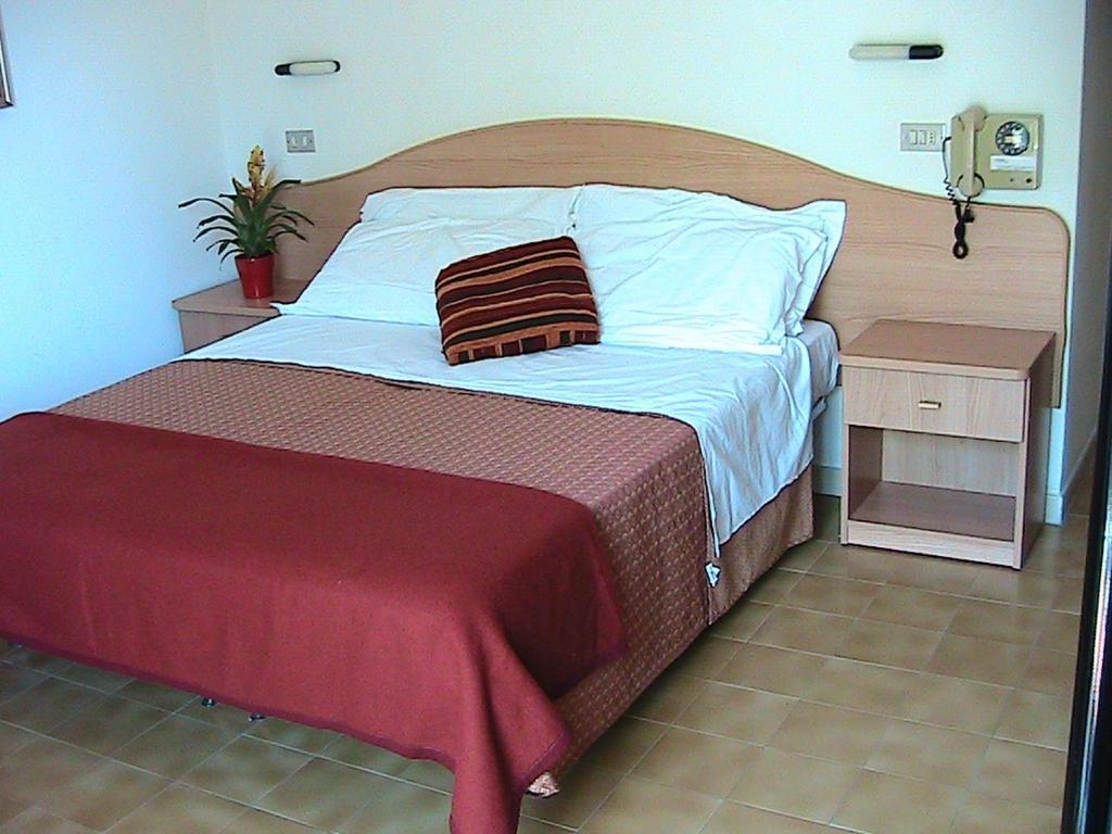 Hotel Universo Римини Номер фото